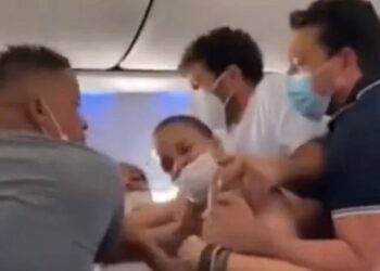 Video de una pelea en un avión con destino a Sao Paulo donde hubo golpes, bofetadas y gritos