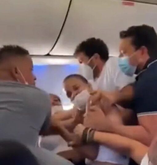 Video de una pelea en un avión con destino a Sao Paulo donde hubo golpes, bofetadas y gritos