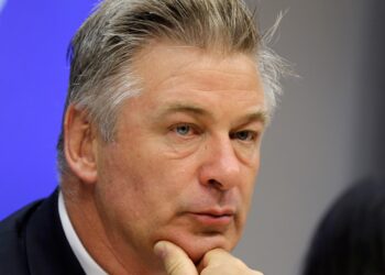 Fiscales rebajan los cargos contra el actor Alec Baldwin