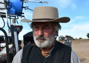 Fiscal señala en la acusación que Alec Baldwin estaba distraído con su teléfono durante el entrenamiento con armas de fuego