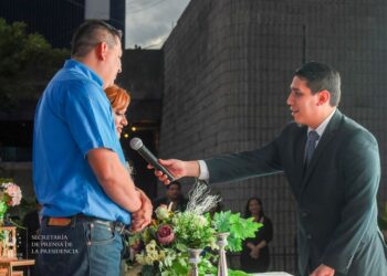 En el mes del amor y la amistad, gobernador Eduardo Godoy celebra la boda de 24 parejas salvadoreñas