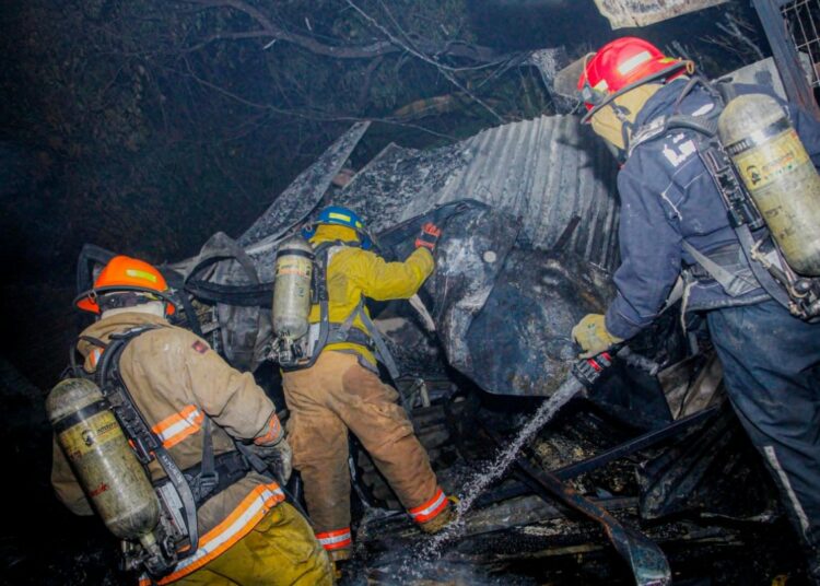 Bomberos sofocaron un voraz incendio que consumió una vivienda en La Libertad