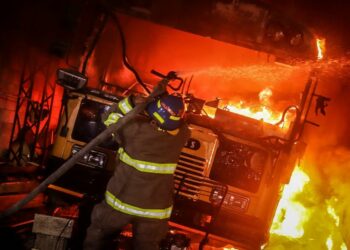 Voraz incendio en parqueo de Quezaltepeque consume dos buses y un pick up esta madrugada