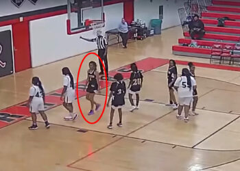 (VIDEO) Despiden a una entrenadora de baloncesto tras hacerse pasar por una jugadora de 13 años