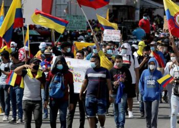 Miles de personas protestan en contra de las reformas del presidente Gustavo Petro en Colombia