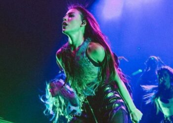 (VIDEO) Danna Paola se besa con una de sus bailarinas en pleno concierto