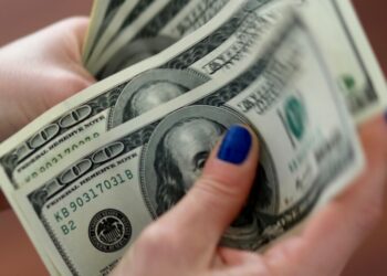 Una abuela devuelve 15.000 dólares que encontró y se lo agradecen con creces