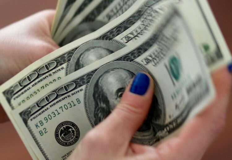 Una abuela devuelve 15.000 dólares que encontró y se lo agradecen con creces