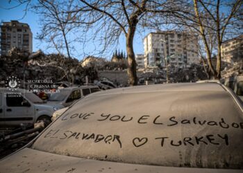 Turcos expresan su agradecimiento a salvadoreños por las labores de rescate después de los terremotos