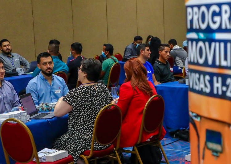 Gobierno entrevista a más de 1,000 candidatos para trabajar de manera temporal en Estados Unidos