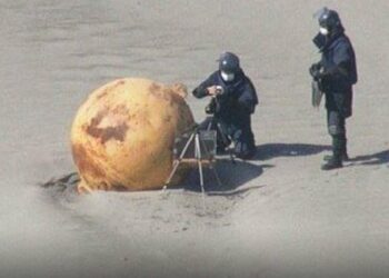 (VIDEO) Una extraña y enorme «bola de metal» aparece en una playa de Japón