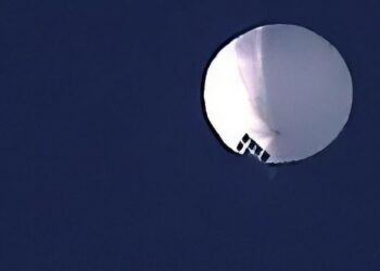 Estados Unidos derribó otro supuesto globo espía chino que sobrevolaba el espacio aéreo de Alaska