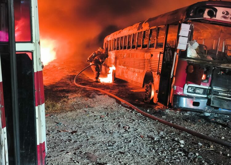 Las llamas consumen tres autobuses que estaban guardados en el parqueo de la ruta 41-D de Soyapango