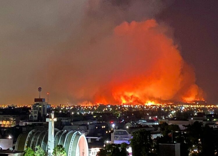 (VIDEOS) Evacuaron las localidades Chillán y Chillán Viejo del sur de Chile por un enorme incendio forestal que destruyó casas y autos