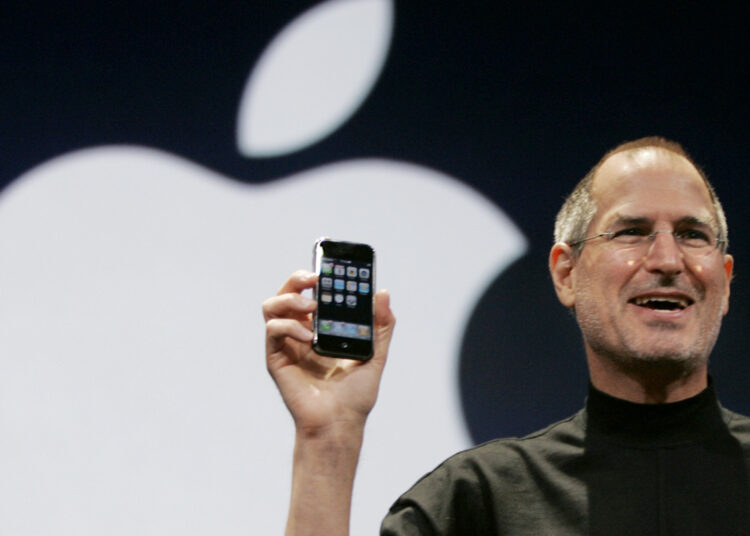 Subastan el primer iPhone de la historia por precio récord