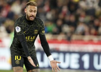 El futuro de Neymar en el PSG está en duda debido a las fiestas, discusiones y bajo rendimiento del brasileño