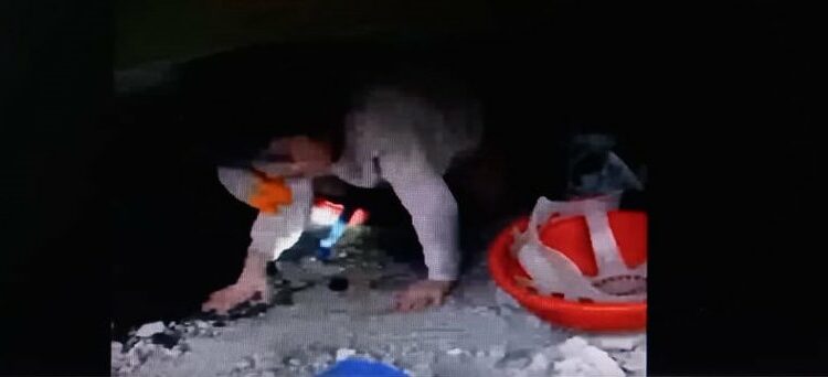(VIDEO) Una niña sale de entre los escombros tras el fuerte terremoto en Turquía