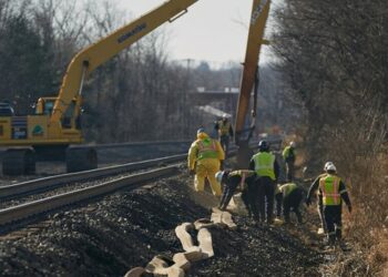 La empresa ferroviaria que desató el “Chernóbil” químico en Ohio tendrá que pagar la limpieza por el impactante accidente