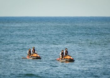 Vuelca una lancha con periodistas que daban cobertura al Paso del Hombre en playas de La Libertad
