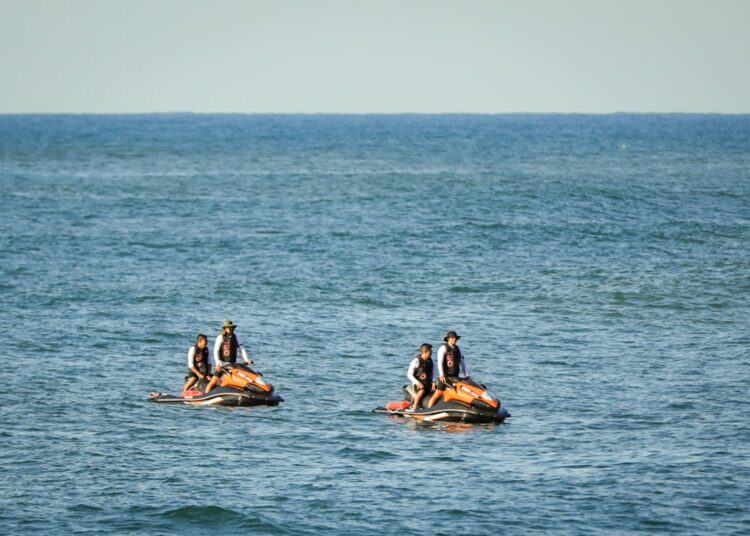 Vuelca una lancha con periodistas que daban cobertura al Paso del Hombre en playas de La Libertad
