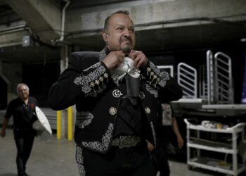 Pepe Aguilar es fuertemente criticado por meterse en nuevo pleito entre integrantes de Pink Floyd y Roger Waters