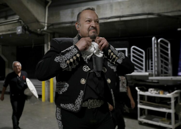 Pepe Aguilar es fuertemente criticado por meterse en nuevo pleito entre integrantes de Pink Floyd y Roger Waters