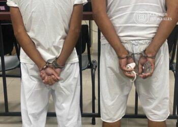 Policías que mataron a un compañero mientras departían en día de licencia seguirán en detención provisional