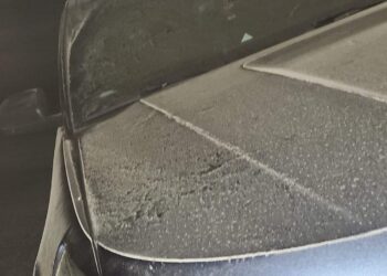 (VIDEOS) Un polvo blanco cayó del cielo y cubrió los autos, temen que sea por la nube tóxica de Ohio