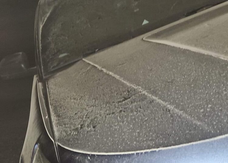 (VIDEOS) Un polvo blanco cayó del cielo y cubrió los autos, temen que sea por la nube tóxica de Ohio