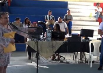 (VIDEO) Maestra gana una plaza para enseñar inglés en una escuela de Honduras pero no sabe decir ni una frase en ese idioma