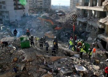 Rescatan con vida a tres personas luego de trece días del terremoto en Turquía