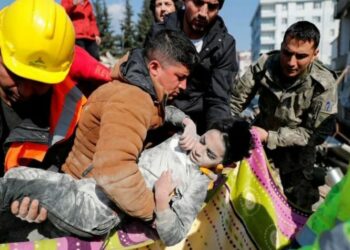 Rescataron con vida a seis personas que habían estado atrapadas 68 entre los escombros de un edificio por el terremoto en Turquía