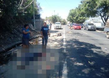 Un motociclista perdió la vida, y su acompañante resultó con lesiones, en accidente en San Pedro Perulapán