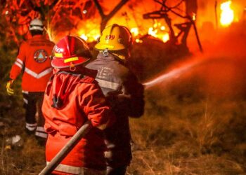 Bomberos extinguieron incendios en vivienda y un transporte de carga en Soyapango y La Libertad
