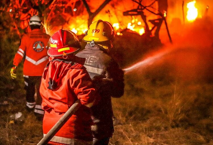 Bomberos extinguieron incendios en vivienda y un transporte de carga en Soyapango y La Libertad