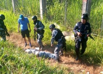 Policías se atacan entre sí mismos tras haber departido juntos: Hay un fallecido y dos capturados