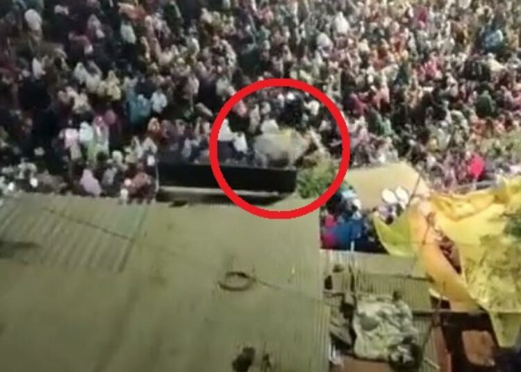 (VIDEO) Un toro irrumpe en un festival religioso y deja al menos 14 heridos en la India
