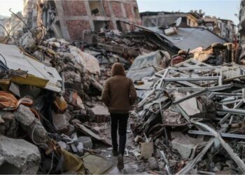 Los arquitectos e ingenieros de Turquía achacan derrumbe masivo de edificios por el terremoto a la violación de las normas de construcción