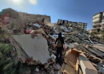 Casi 2.300 personas mueren en terremoto en Turquía y Siria