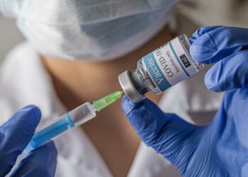 El número de muertos por COVID-19 cayó entre los vacunados con bivalentes