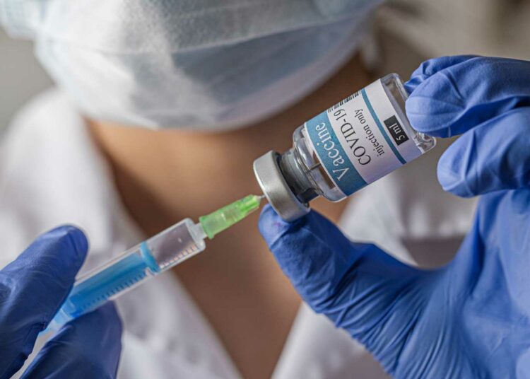 El número de muertos por COVID-19 cayó entre los vacunados con bivalentes