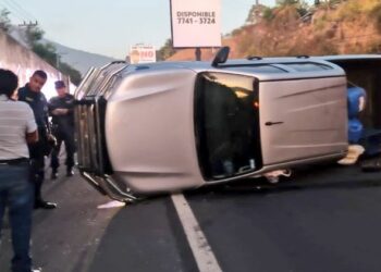 Conductor vuelca su pick up tras colisionar con separadores en la carretera de Oro