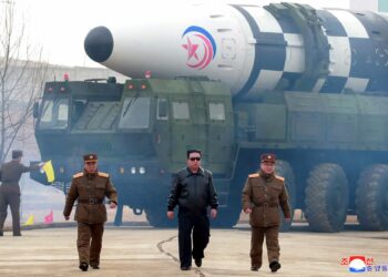 Kim Jong-un pide aumentar producción de «material nuclear para armas»
