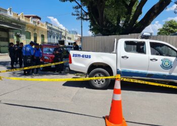 Hombre ataca carro patrulla del CAM de San Salvador