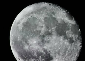 Descubren en la Luna una reserva de agua estimada en millones de toneladas
