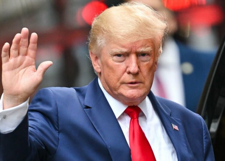 El expresidente Donald Trump asegura que será arrestado el martes y llama a sus seguidores a protestar