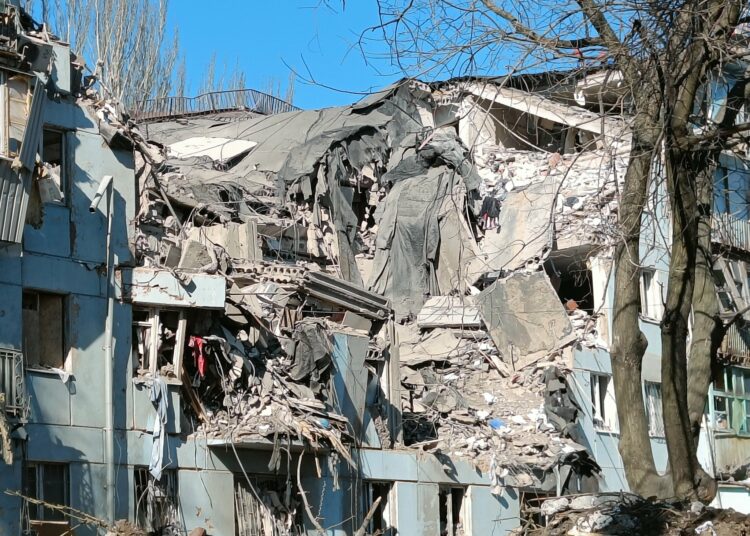 Misil ruso impacta un edificio de departamentos en Zaporiyia, Ucrania