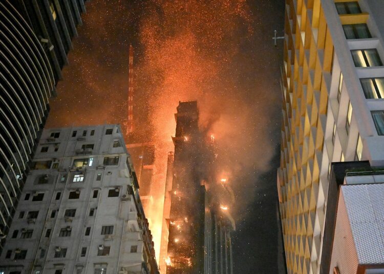 (VIDEOS) Al menos dos personas heridas en el incendio de un rascacielos en construcción en Hong Kong