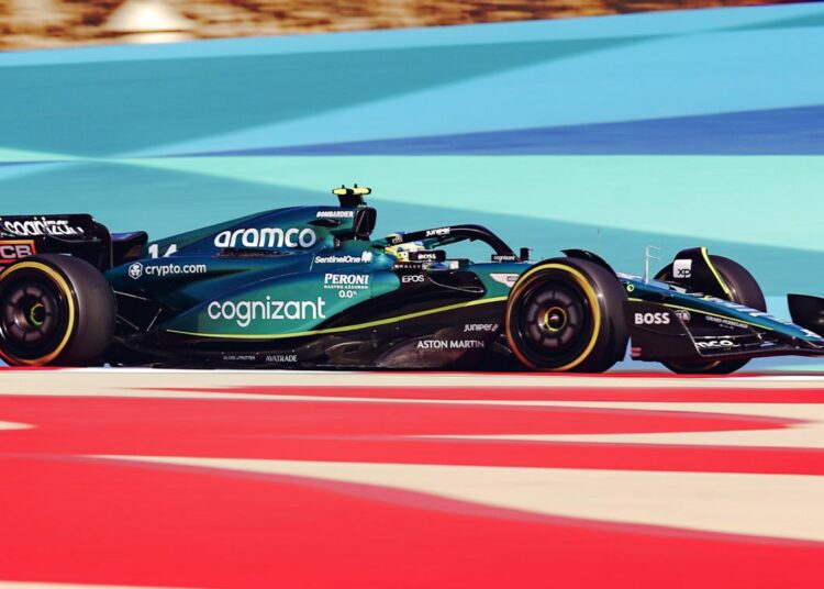 El piloto mexicano Checo Pérez alcanzó los mejores tiempos durante el primer día de prácticas en el GP de Baréin