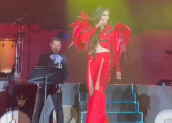 (VIDEO) La cantante mexicana Ana Bárbara sufre fuerte caída en pleno escenario del Auditorio Nacional